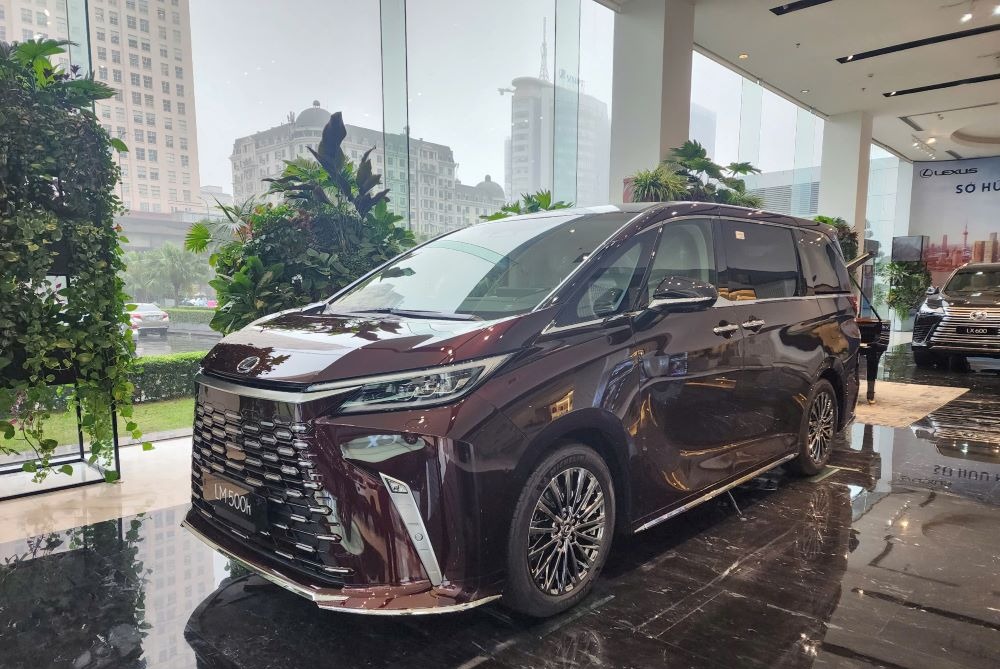 Lexus LM 500h 6 chỗ màu đỏ Sonic Agate (3U3)